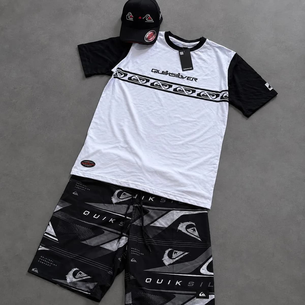 Kit Quiksilver camiseta branca, bermuda estampada e boné, foto 1 de 2