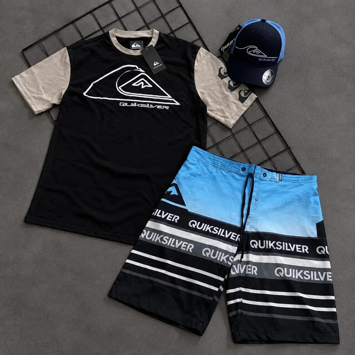 Kit Quiksilver camiseta preta, bermuda azul e boné