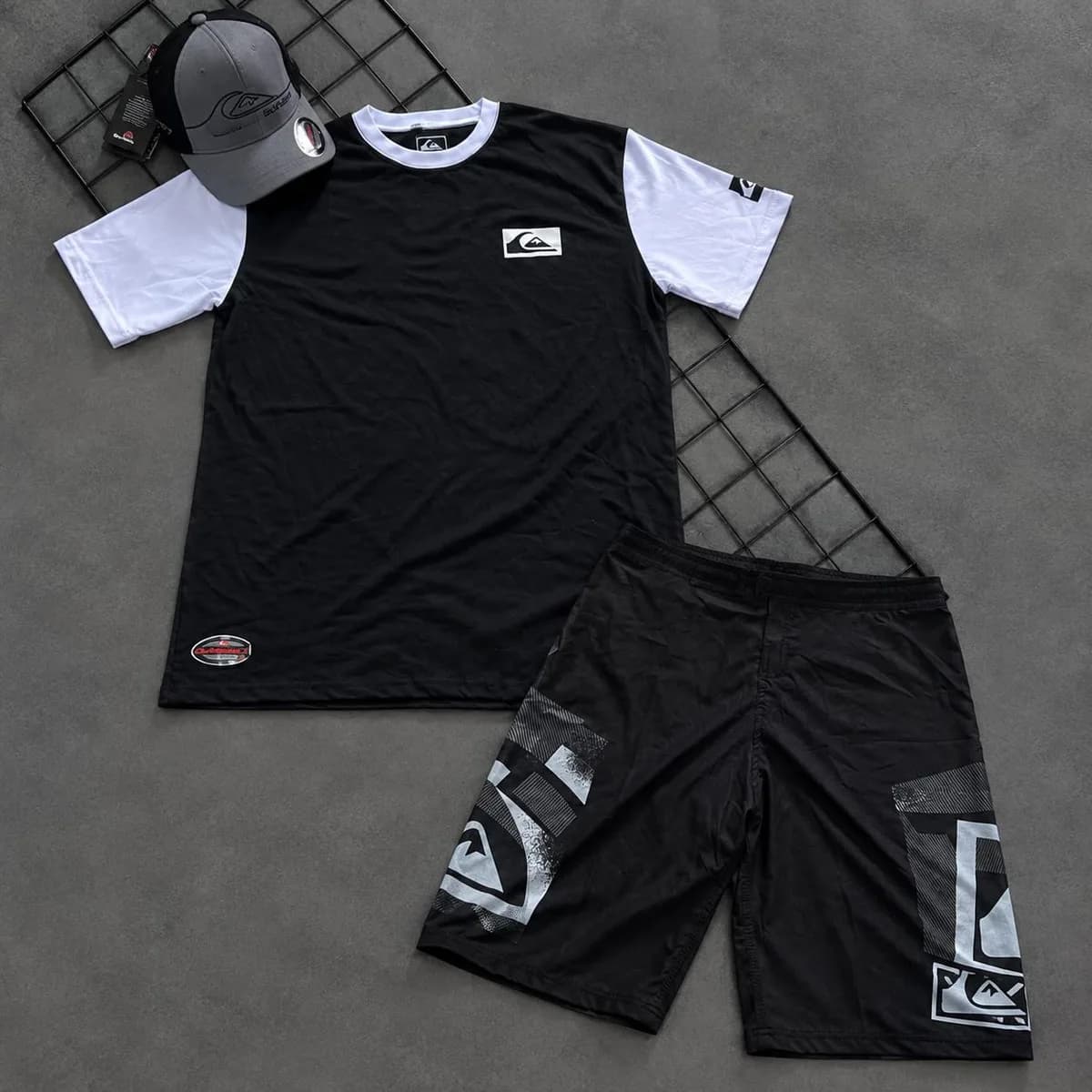 Kit Quiksilver camiseta preta, bermuda preta e boné cinza